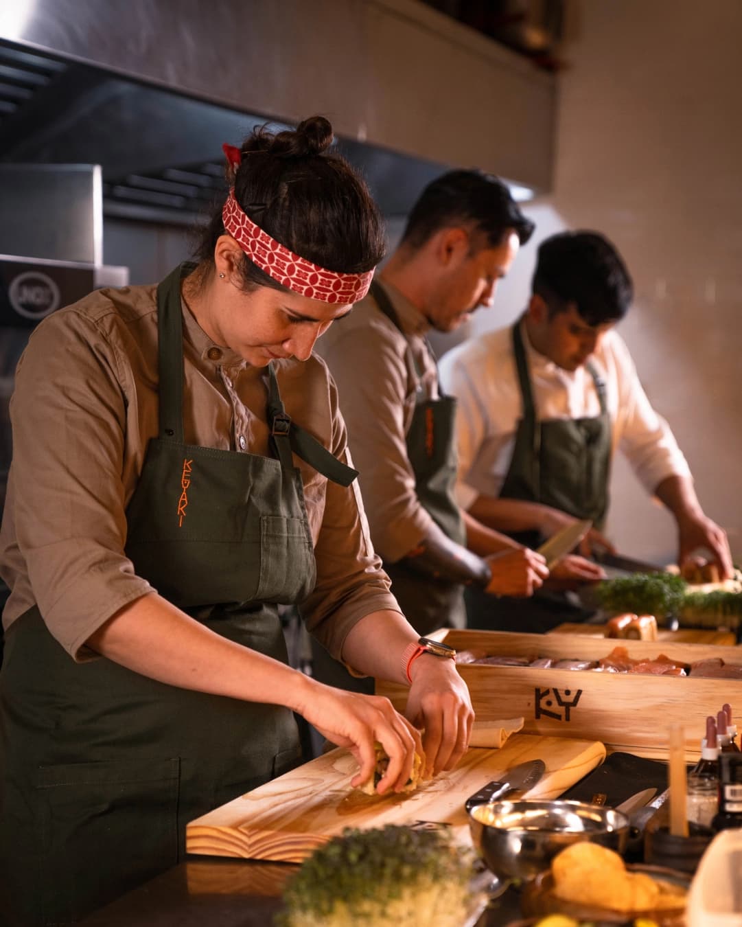Equipo de cocina preparando sushi